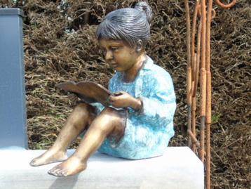 bronzen beeld van een meisje dat aan het boek zit, super!