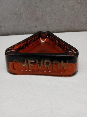 Zeer oude CHEVRON glazen asbak uit de bronnen van Chevron beschikbaar voor biedingen