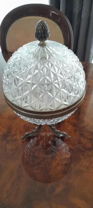 Prachtige klassieke loungebar van globe crystal beschikbaar voor biedingen