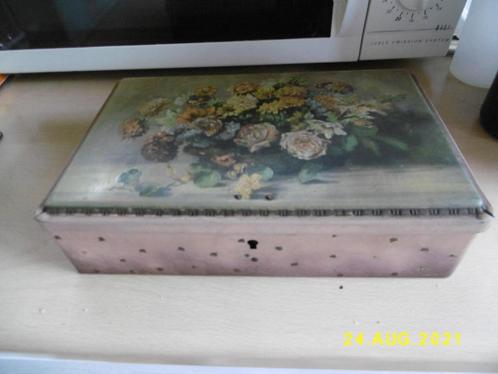 blik mooie blikken doos bloemen in relief van cotedor, Verzamelen, Blikken, Gebruikt, Koek(jes), Overige merken, Ophalen of Verzenden