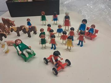 Playmobil 19 popjes en 13 dieren en 2 banken beschikbaar voor biedingen