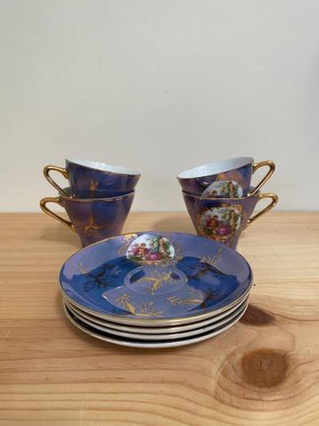 Vintage blauw servies met gouden details beschikbaar voor biedingen