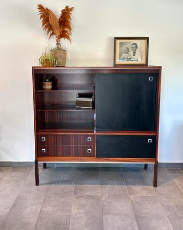 Retro kast beschikbaar voor biedingen