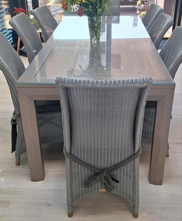 Eettafel met rieten stoelen beschikbaar voor biedingen