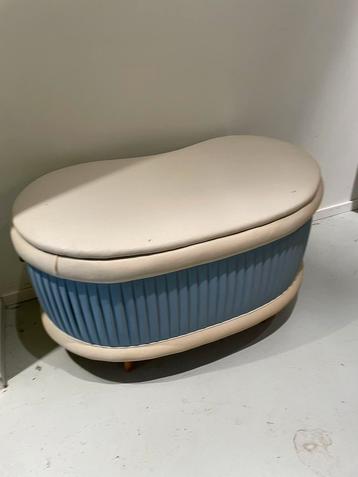 Vintage waskist beschikbaar voor biedingen