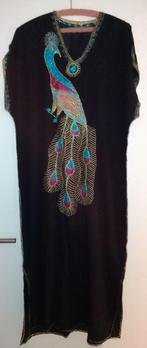 Lange zwarte avondjurk met geborduurde pauw., Kleding | Dames, Ophalen of Verzenden, Nieuw