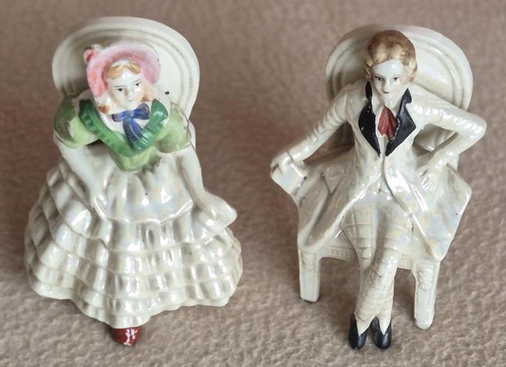 2 Antieke porceleinen beeldjes op een stoel, Antiek en Kunst, Curiosa en Brocante, Verzenden