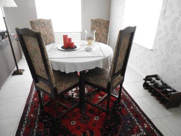 Eiken ronde tafel met 4 stoelen  beschikbaar voor biedingen