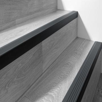 PVC  ANTISLIP TRAPPROFIEL -ZELFKLEVEND P2ND 40X25 mm X 110cm beschikbaar voor biedingen