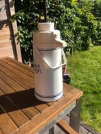 Oude grote koffie thermoskan, Ophalen