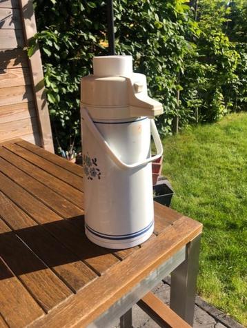 Oude grote koffie thermoskan beschikbaar voor biedingen