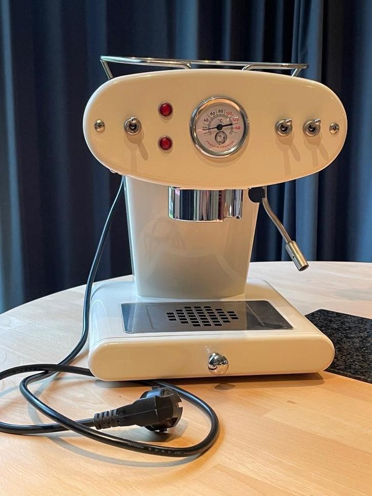 Koffiemachine Illy X1, Elektronische apparatuur, Koffiezetapparaten, Zo goed als nieuw, Gemalen koffie, Espresso apparaat, Afneembaar waterreservoir