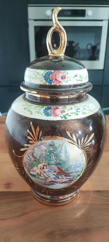 Vintage sierlijke porseleinen vazen beschikbaar voor biedingen