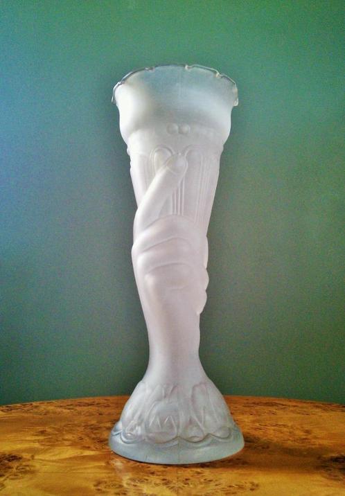 Art Deco vaas satijnglas in de vorm van een hand met fakkel, Antiek en Kunst, Antiek | Glaswerk en Kristal, Ophalen of Verzenden