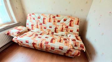 Sofa - Clic-clac bed. Nauwelijks gebruikt. Vrolijke kleuren beschikbaar voor biedingen