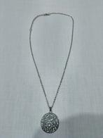 Halsketting Met Rond Opengewerkt Bloemmotief, Ophalen of Verzenden, Gebruikt, Zilver, Overige materialen