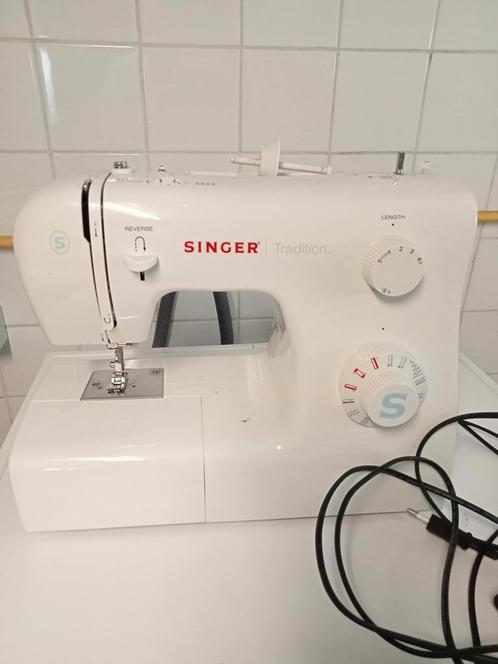 Mooie naaimachine, Hobby en Vrije tijd, Naaimachines en Toebehoren, Zo goed als nieuw, Naaimachine, Singer, Ophalen