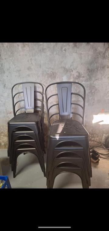 8 metalen stoelen beschikbaar voor biedingen