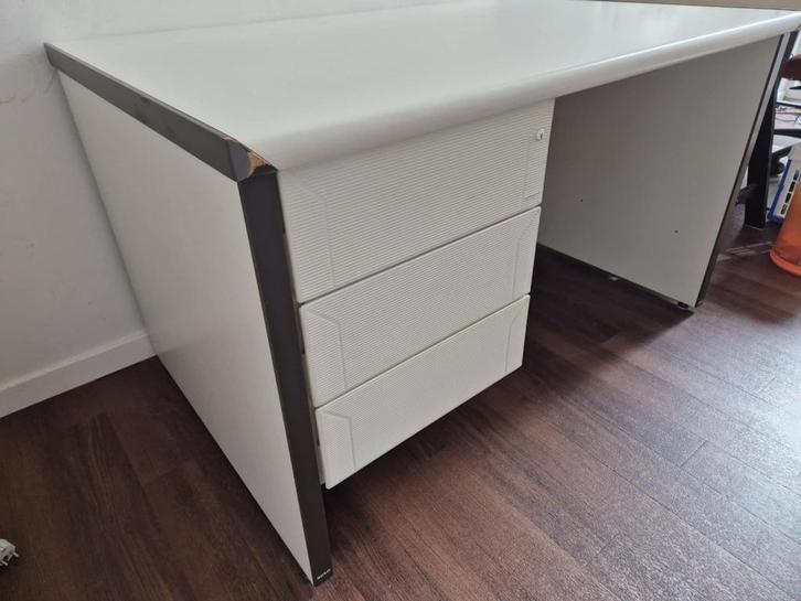 Bureau van "Bulo" Wit, Huis en Inrichting, Overige Huis en Inrichting, Gebruikt, Ophalen