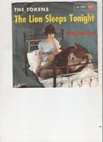 The Tokens - The Lion sleeps Tonight - Dry your eyes, Gebruikt, 7 inch, Single, Ophalen of Verzenden