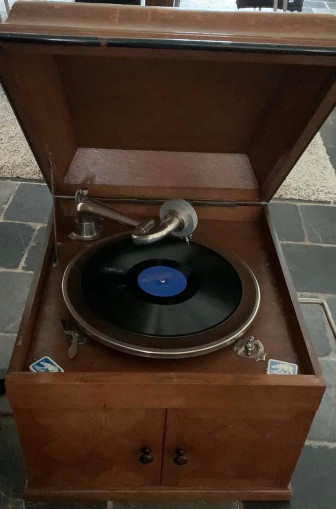 Antieke koffergrammofoon + 70 originele 78-toeren platen, Antiek en Kunst, Antiek | Tv's en Audio, Ophalen