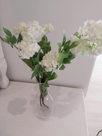 vase et fleurs artificielles 