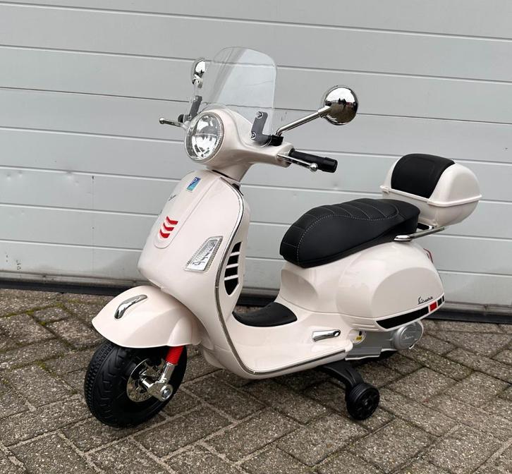 Vespa GTS Super 12v scooter wit Leer / MP3 / AUX verlichting, Kinderen en Baby's, Speelgoed | Buiten | Accuvoertuigen, Nieuw, Ophalen of Verzenden