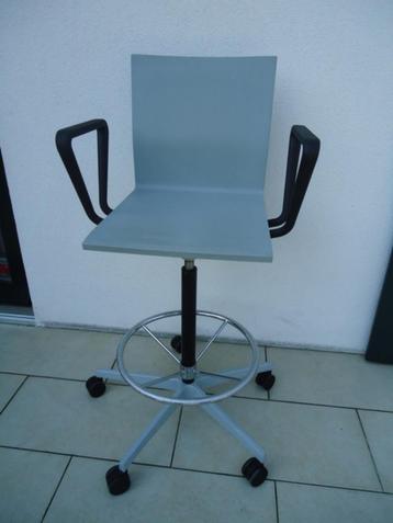  2 STOELEN VITRA 04 TOONBANK M. VAN SEVEREN beschikbaar voor biedingen