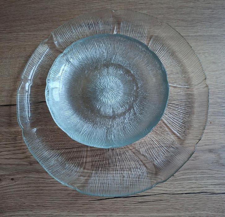 Glazen serveerschaal en 6 glazen borden / acroroc fleur, Huis en Inrichting, Keuken | Servies, Glas, Ophalen of Verzenden