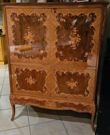 Antieke kast Louis XV beschikbaar voor biedingen