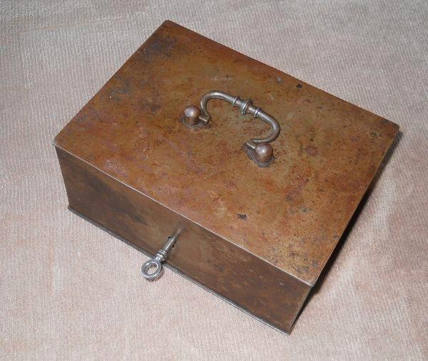 Coffret métallique ancien (avec sa clé), Antiquités & Art, Antiquités | Bureau & Affaires, Enlèvement