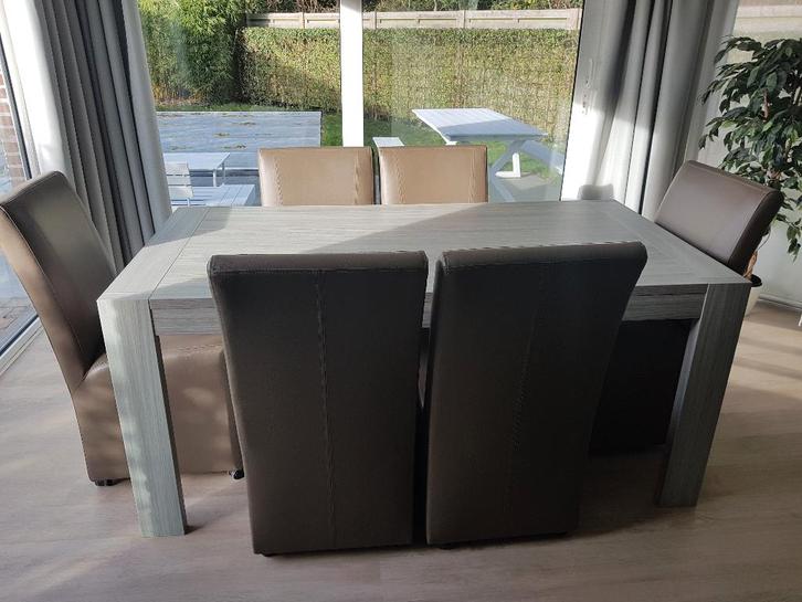 Kwalitatieve eettafel + vitrinekast. Met of zonder stoelen, Huis en Inrichting, Complete eetkamers, Zo goed als nieuw, 6 tot 8 stoelen