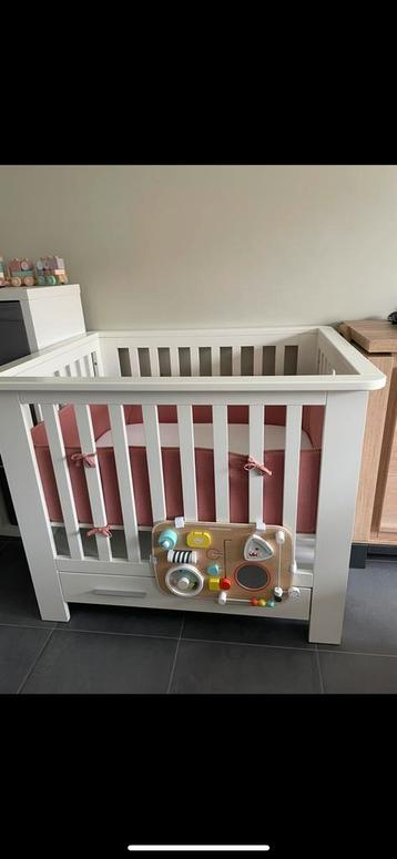 Kinderbox met matras beschikbaar voor biedingen
