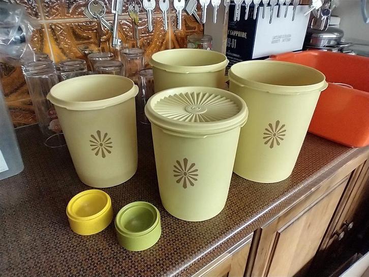 4 Tupperware gele voorraadbussen(1 deksel)  en 2 eierdopjes, Huis en Inrichting, Keuken | Tupperware, Gebruikt, Ophalen of Verzenden