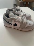 NIKE Air Jordan 1 low Smoke Grey enfant - taille 35,5, Ophalen, Zo goed als nieuw