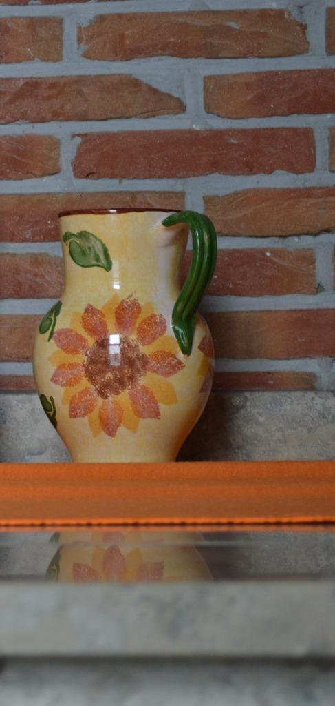 VAAS met ZONNEBLOEMEN / Kruikvorm met groen handvat, Huis en Inrichting, Woonaccessoires | Schalen en Manden, Zo goed als nieuw