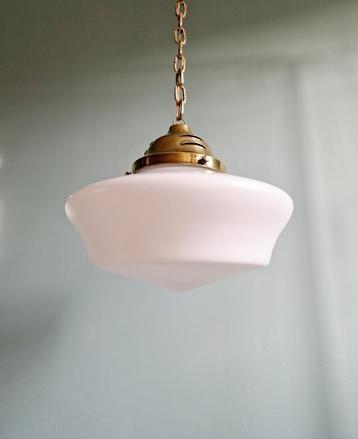 Grote Art Deco-hanglamp in kegelvormig wit opaline  beschikbaar voor biedingen