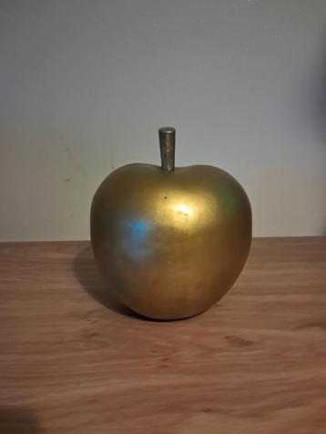 Goud kleurige deco appel  beschikbaar voor biedingen
