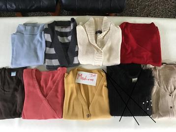 8 dames truien maat medium aan 3 euro per trui