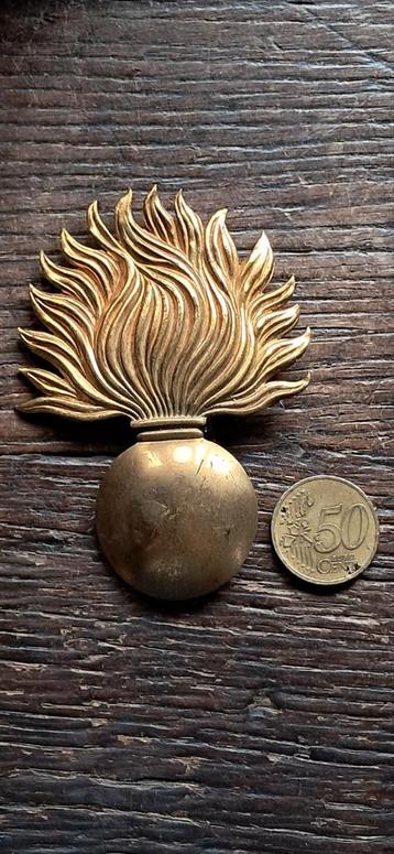 Oude insignes: granaat, gibernaat of shako beschikbaar voor biedingen