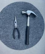 Pince à bec long et un marteau arrache-clou, Bricolage & Construction, Outillage | Outillage à main, Enlèvement ou Envoi, Utilisé