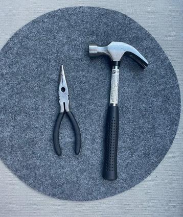 Pince à bec long et un marteau arrache-clou beschikbaar voor biedingen