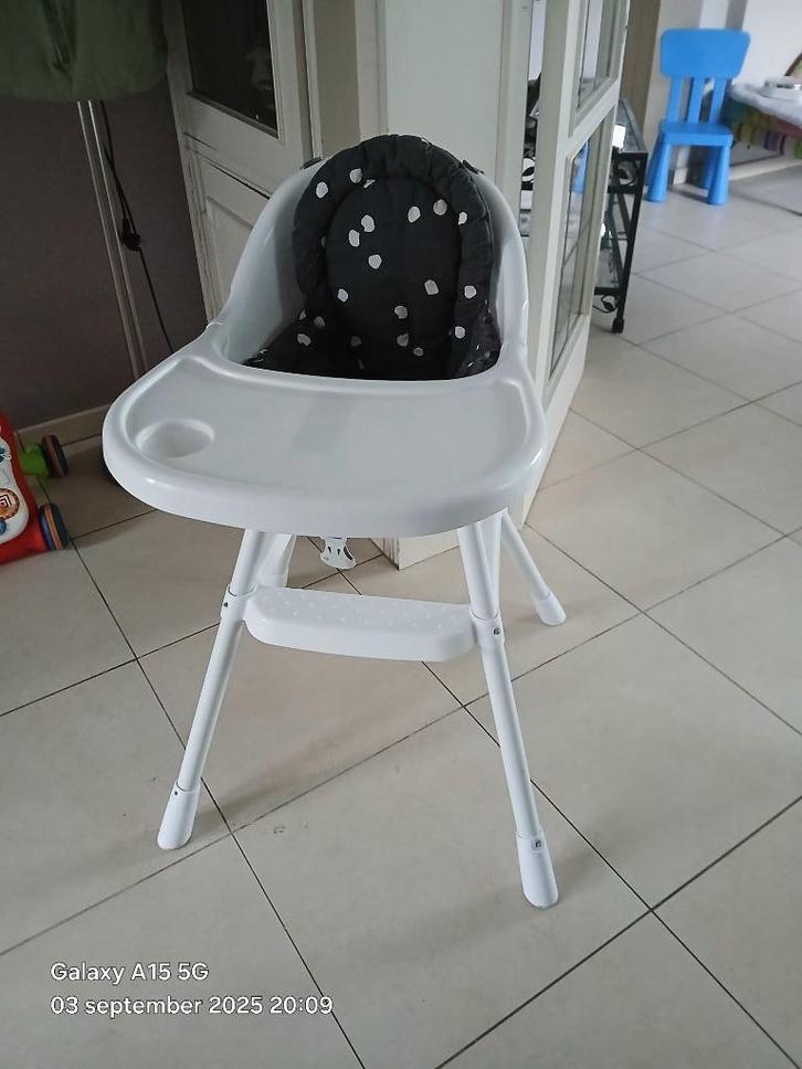 kinderstoel wit met blauw zitje, Kinderen en Baby's, Kinderstoelen, Gebruikt, Overige typen, Afneembaar eetblad, Gordel(s), Ophalen of Verzenden