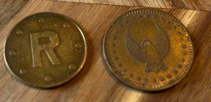 Lot 2 jetons d'amusement anglais, jetons, Angleterre, Timbres & Monnaies, Pièces & Médailles, Enlèvement ou Envoi