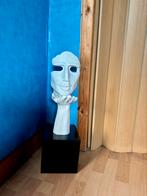 Polyresin sculptuur op een zwarte basis. Certificaat, Ophalen, Zo goed als nieuw