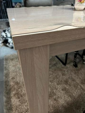 Tafel beschikbaar voor biedingen