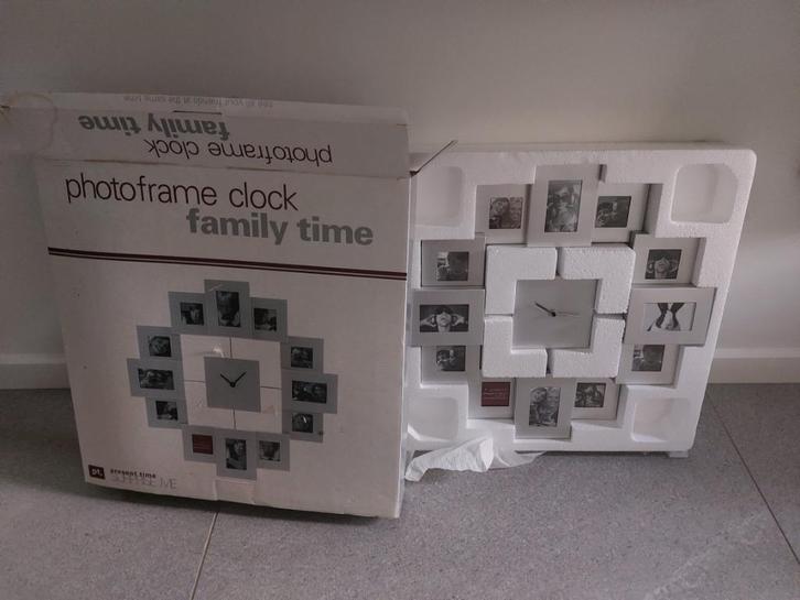 Nieuwe familietijdklok 12 foto's, Huis en Inrichting, Woonaccessoires | Klokken, Nieuw, Wandklok, Analoog, Ophalen of Verzenden