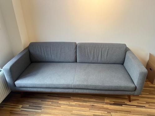 Grijze stoffen zetel met houten poten – 2m breed, Huis en Inrichting, Zetels | Zetels, Zo goed als nieuw, Rechte bank, Driepersoons
