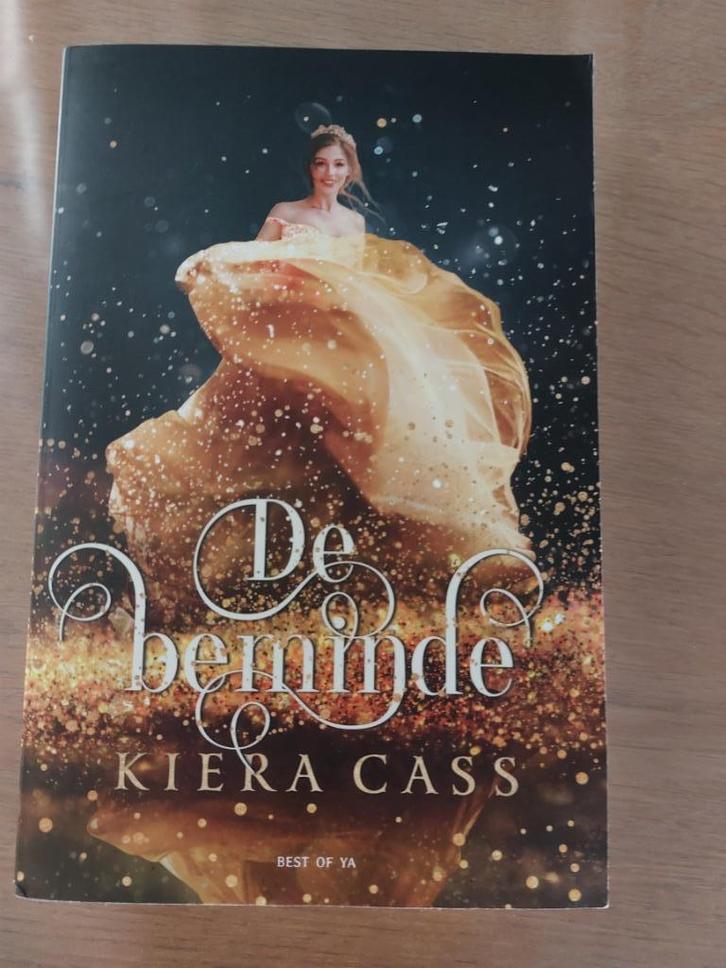 Young Adult  boek  Kiera Cass "de beminde", Boeken, Fantasy, Gelezen, Ophalen