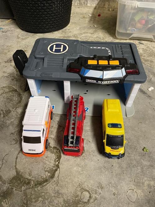 SOS Station speelgoedgarage met ambulance, brandweer, Kinderen en Baby's, Speelgoed |Speelgoedvoertuigen, Zo goed als nieuw, Ophalen of Verzenden